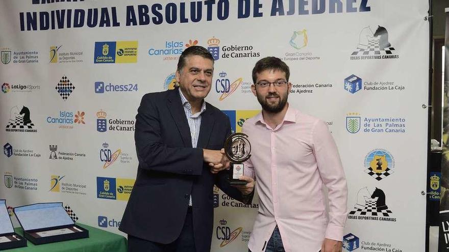 Javier Ochoa, presidente de la Federación Española de Ajedrez, entrega el premio de campeón de España a Iván Salgado. // Tony Hernández