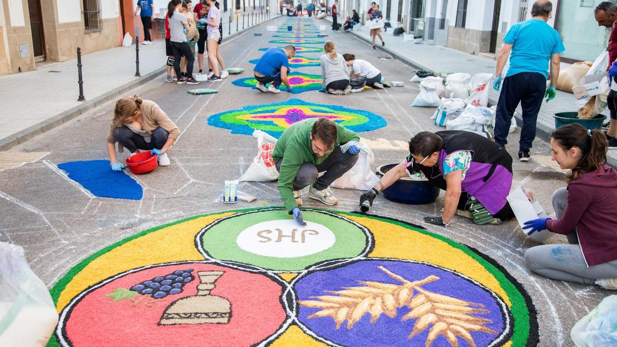 Los vecinos de San Vicente de Alcántara se esmeran en la elaboración de las alfombras.