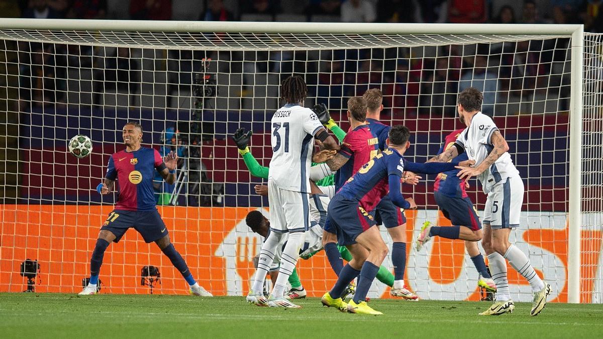 Dumfries marks the 0-2 of Inter at the exit of a corner against Barça in Montjuïc.