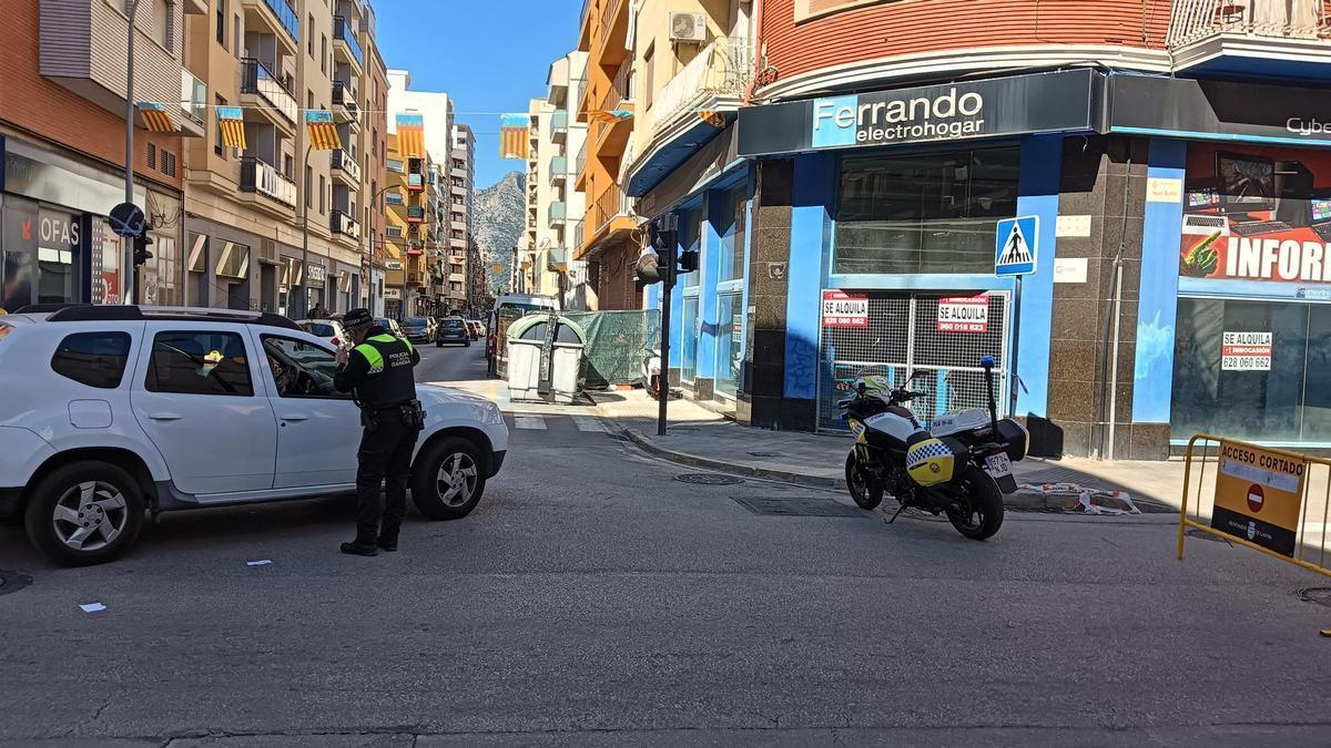 Retenciones en Gandia por la carpa de Vilanova en la calle Sant Rafael