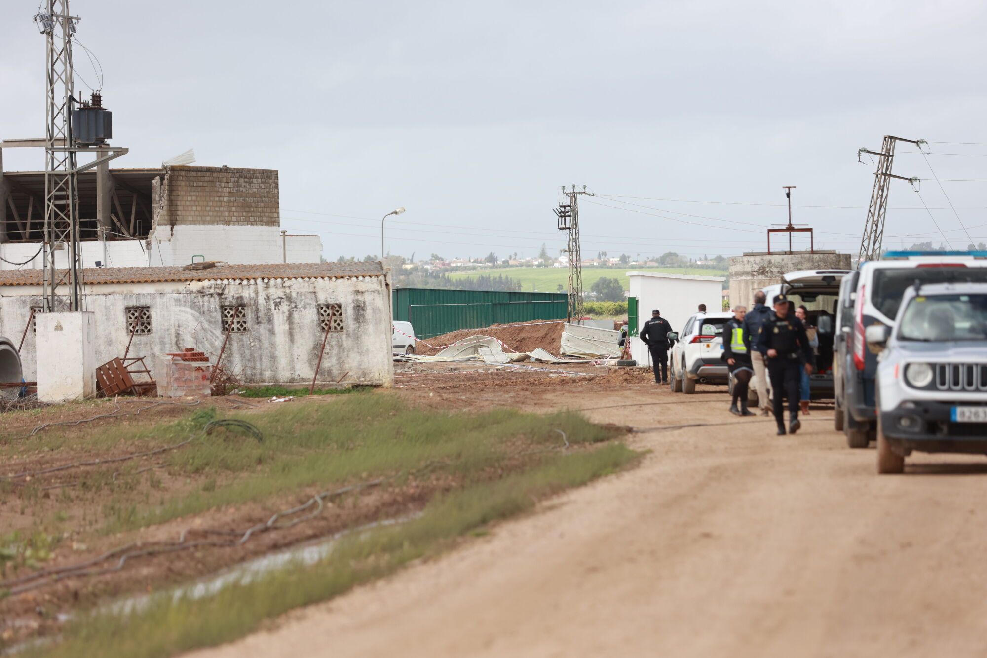 Imágenes del derrumbe de una nave agrícola en la cual tres trabajadores han perdido la vida, a 4 de abril de 2025 en Sevilla (Andalucía, España). La Consejería de Salud de la Junta de Andalucía ha confirmado la muerte de tres personas en el grave accidente acontecido la mañana de este viernes en Coria del Río, donde la estructura de una nave agrícola habría sufrido un derrumbe como consecuencia de las fuertes rachas de viento y las intensas precipitaciones, en esta jornada de aviso amarillo por inclemencias meteorológicas. 04 ABRIL 2025 Rocío Ruz / Europa Press 04/04/2025. Rocío Ruz;