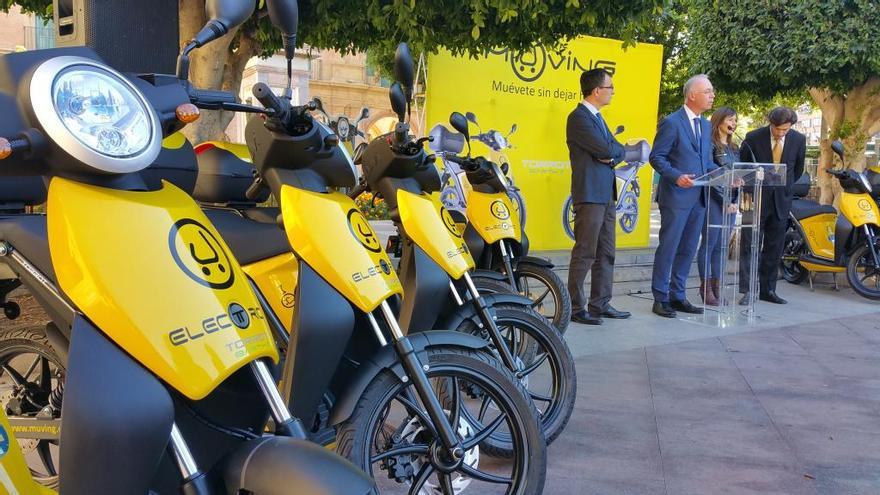 El alcalde presentó este lunes el nuevo servicio de motos eléctricas con responsables de la empresa.