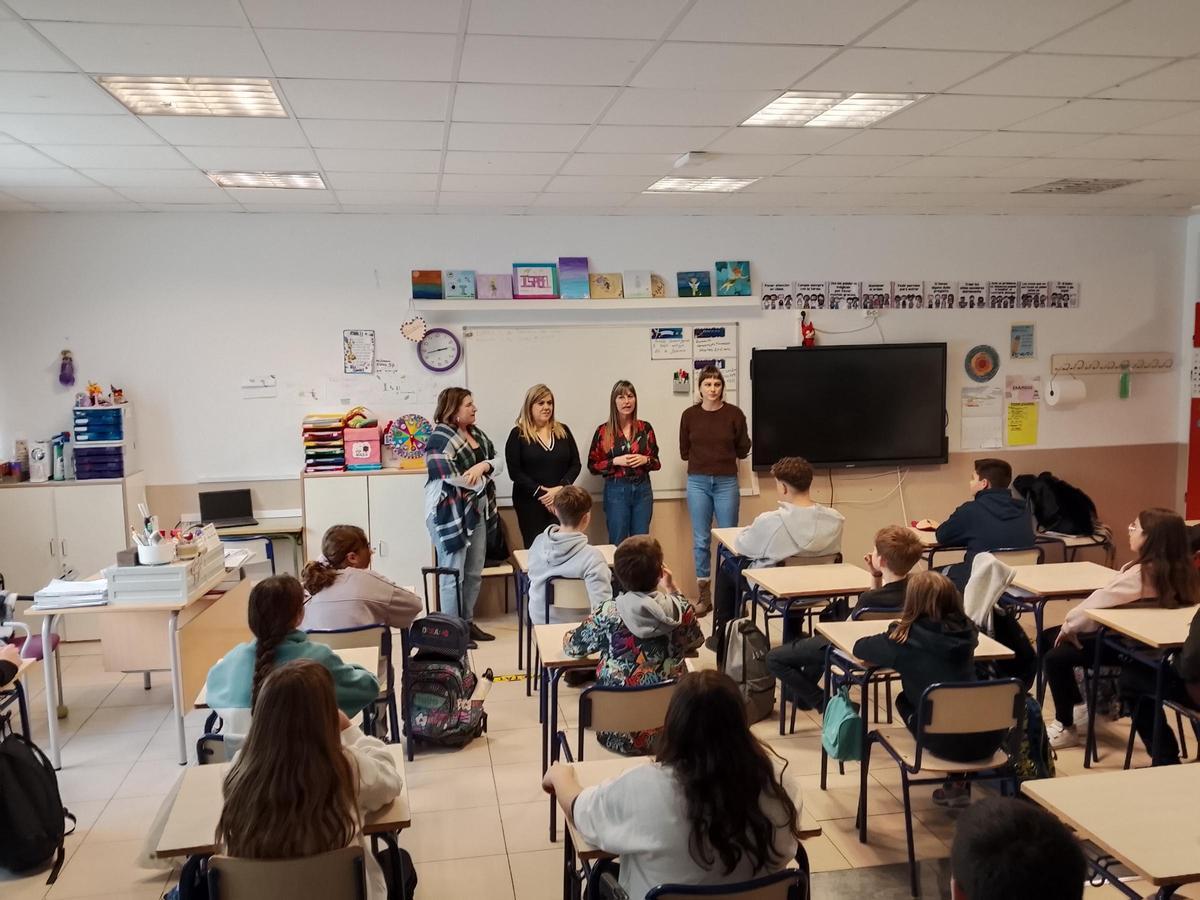 La concejala Gemma Márquez visitando una de las clases del Colegio Muixara, junto a la directora y coordinadora de Igualdad del centro .