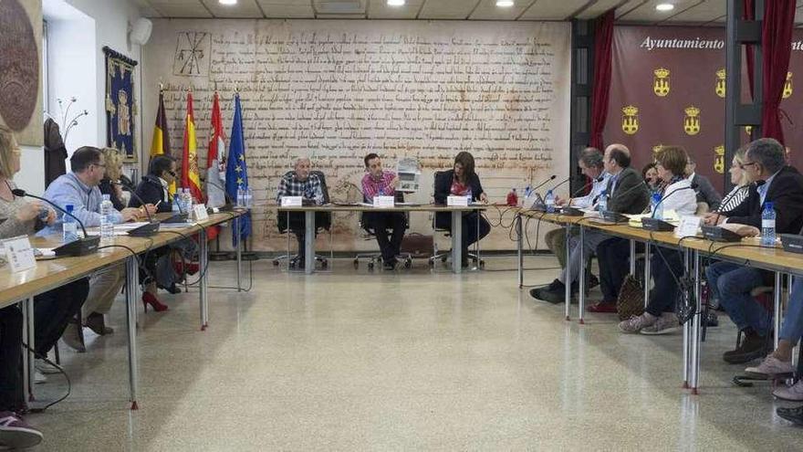 El alcalde de Benavente Luciano Huerga muestra a la bancada del PP la portada de La Opinión-El Correo de Zamora sobre un accidente en la A-66