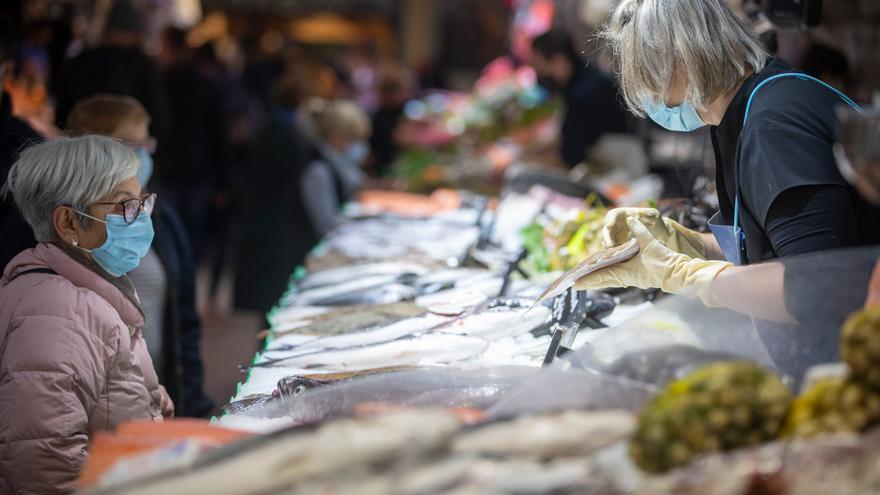 Colas interminables en las pescaderías y fruterías de los mercados de Palma