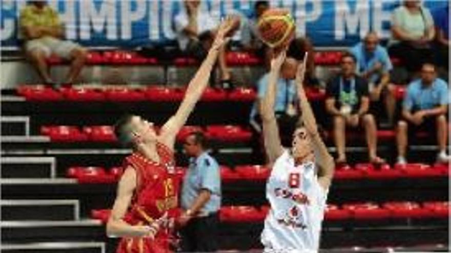 Marc Garcia (dreta), durant el partit de dijous contra Montenegro