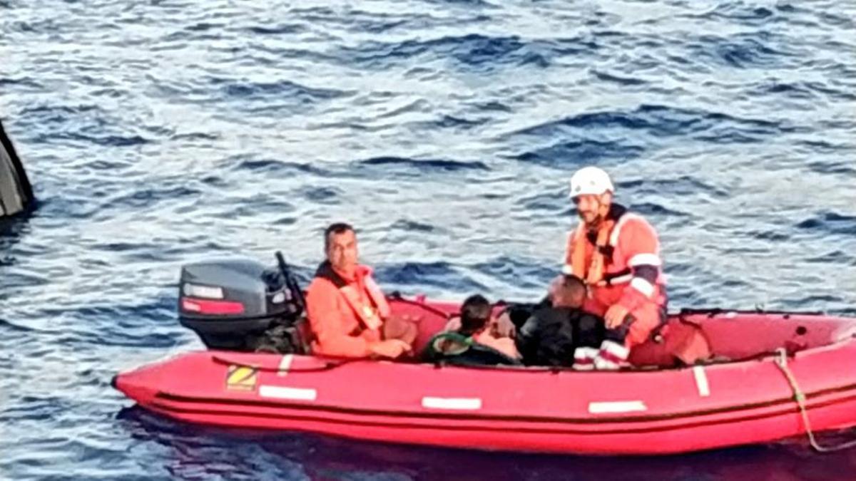 Rescatan a dos personas en aguas de Ibiza al hundirse su moto acuática