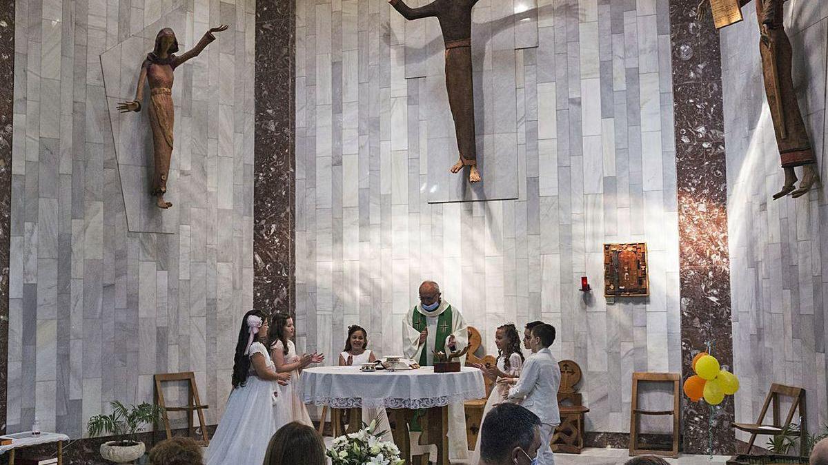 Un momento de la comunión celebrada este domingo en la igleisia de Santiago Apóstol.