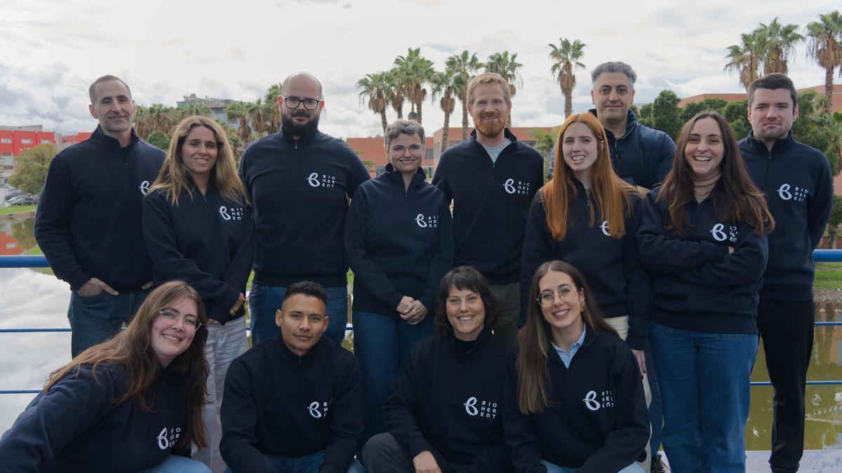 La mayor parte del equipo de Bioherent, empresa biotecnológica de Málaga. De pie, la cuarta por la izquierda es Yara Aceta, su CEO. Y el quinto por la izquierda es Jonas Leuermann, cofundador y director de innovación.