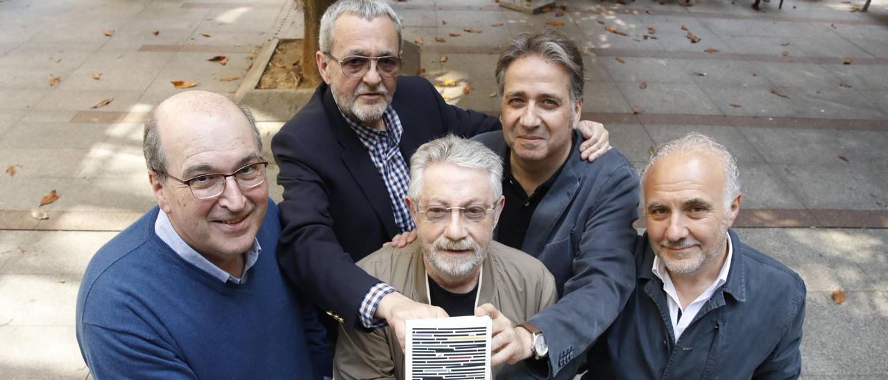Por la izquierda, Ramón González, José Luis Argüelles, Fernando Menéndez, Jordi Doce y César Iglesias,  ayer, posando junto a su libro «Cuatro gatos» en la calle Corrida.