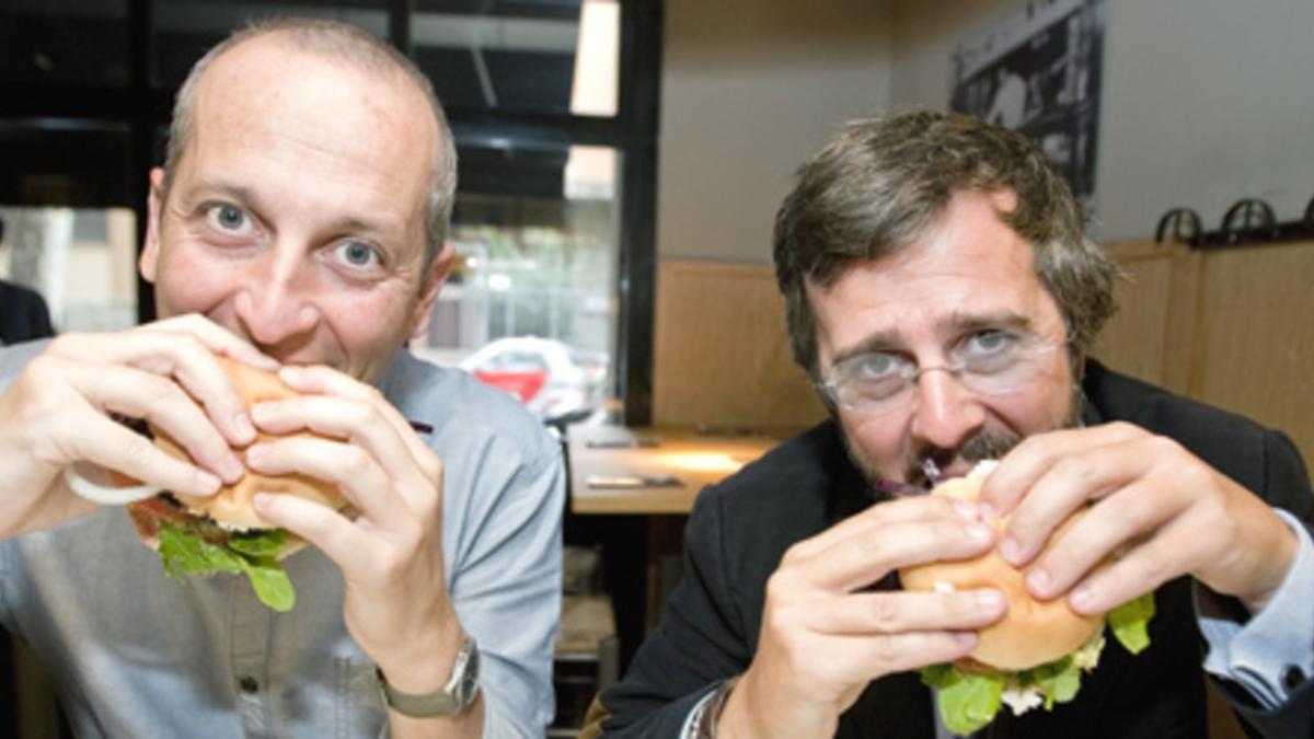Adrián Milá y Claudio Hoyos, hincando el diente a una hamburguesa en LaBurg. Foto; DANNY CAMINAL