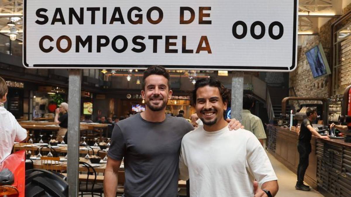 Los nuevos jugadores compostelanistas Rafa de Vicente, izquierda, y Ces Cotos en su presentación en La Galiciana.