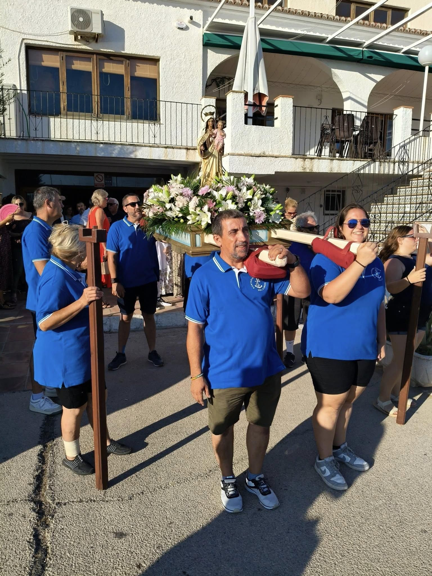 La Mare de Déu del Carme sale en procesión en Oliva