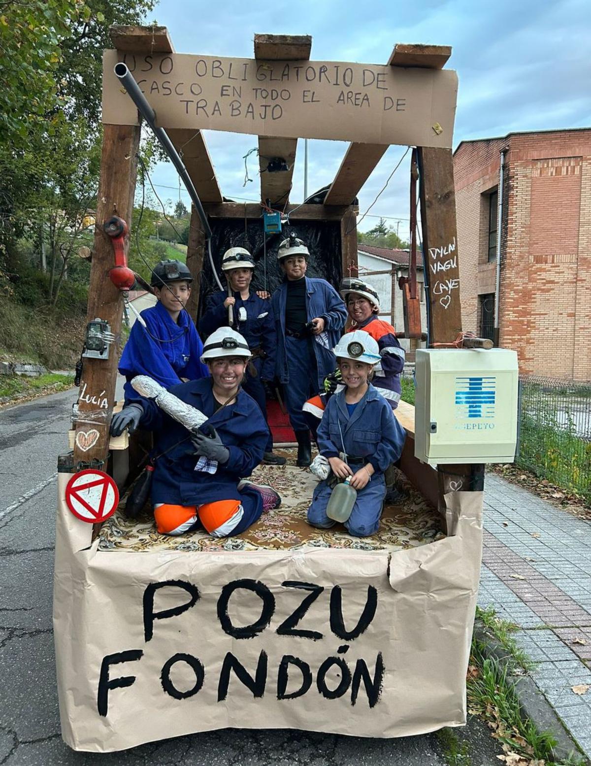 Los integrantes de «Yerbates a toda mecha», que abrieron el desfile.