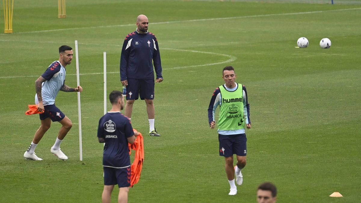 Claudio Giráldez sigue las evoluciones del entrenamiento, incluidas las de Iago Aspas, que ayer comenzó su última temporada como profesional.