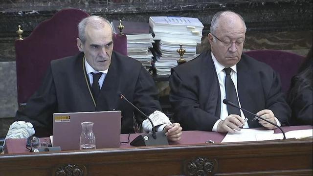 Captura del senyal del Tribunal Suprem en què apareixen el fiscal Alejandro Luzón Cánovas (e) i l’advocat del PP, Alberto Durán (d), durant el judici contra l’exministre José Luis Ábalos