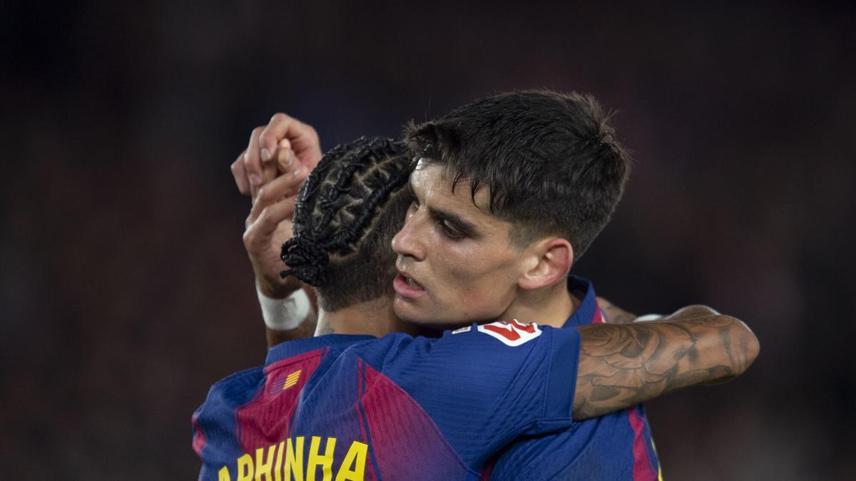 Barcelona 13.12.2025. Deportes.  Gerard Martín felicitando a Raphinha tras el segundo gol azulgrana durante el partido de liga entre el FC Barcelona y el Osasuna en el Camp Nou. Fotografía de Jordi Cotrina