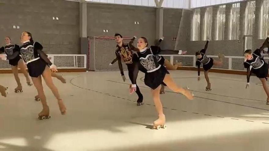 Exhibició del Xou Petit del Patinatge Artístic Figueres en la inauguració de la pista coberta Pelayo Martínez.