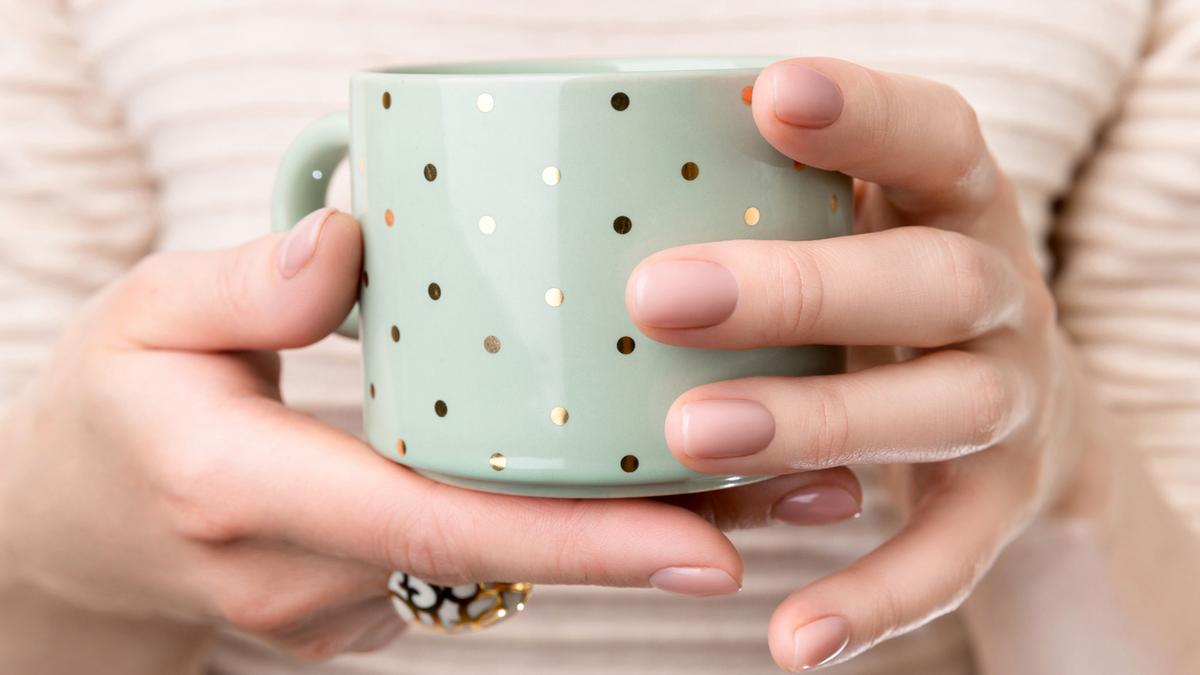 Granny nails, la tendencia que nos demuestra que las uñas que llevaban nuestras abuelas están más de moda que nunca