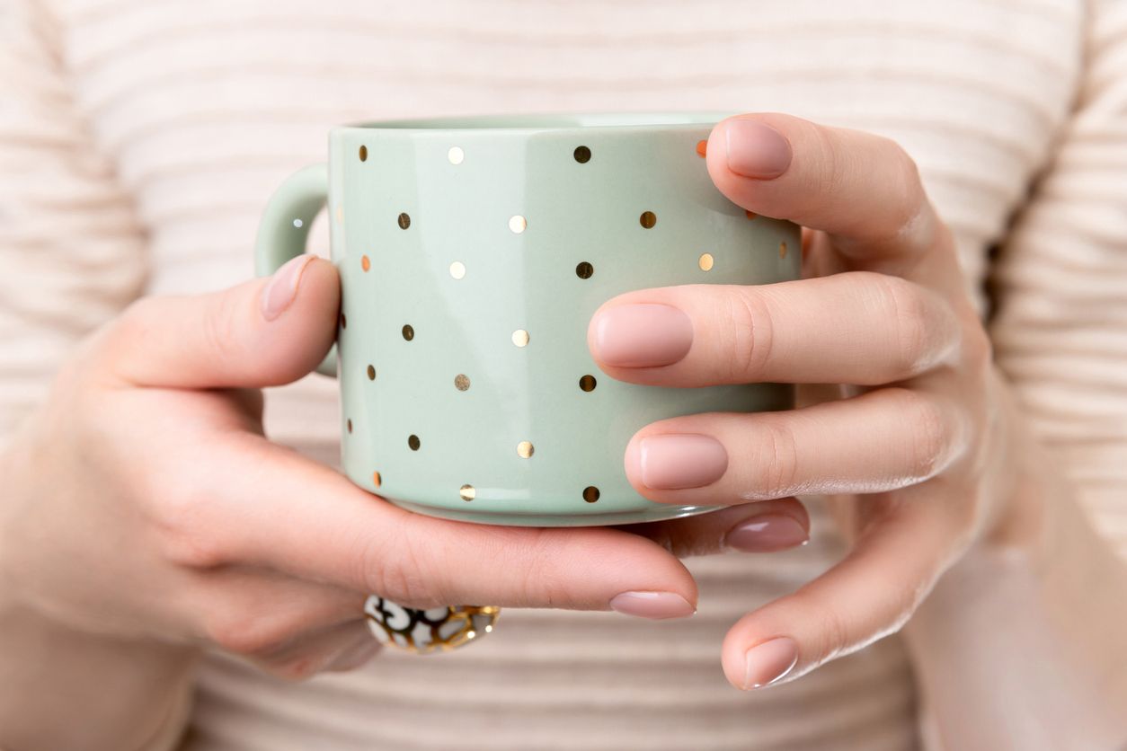 Descubre en qué consisten las granny nails o uñas de abuela