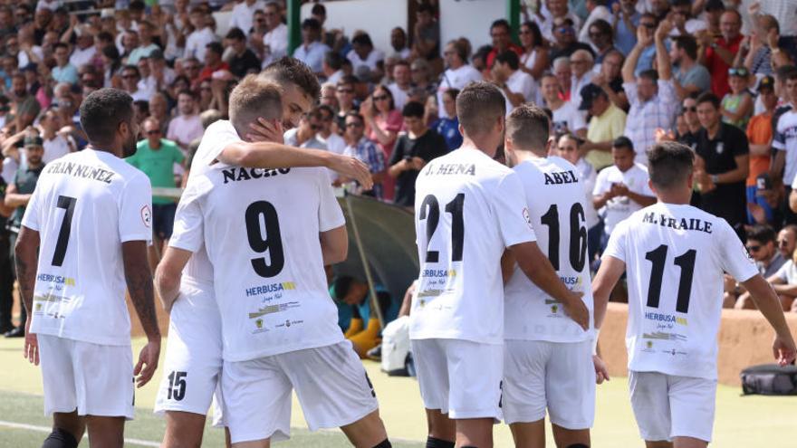 Los jugadores peñistas celebran un gol en una foto de archivo