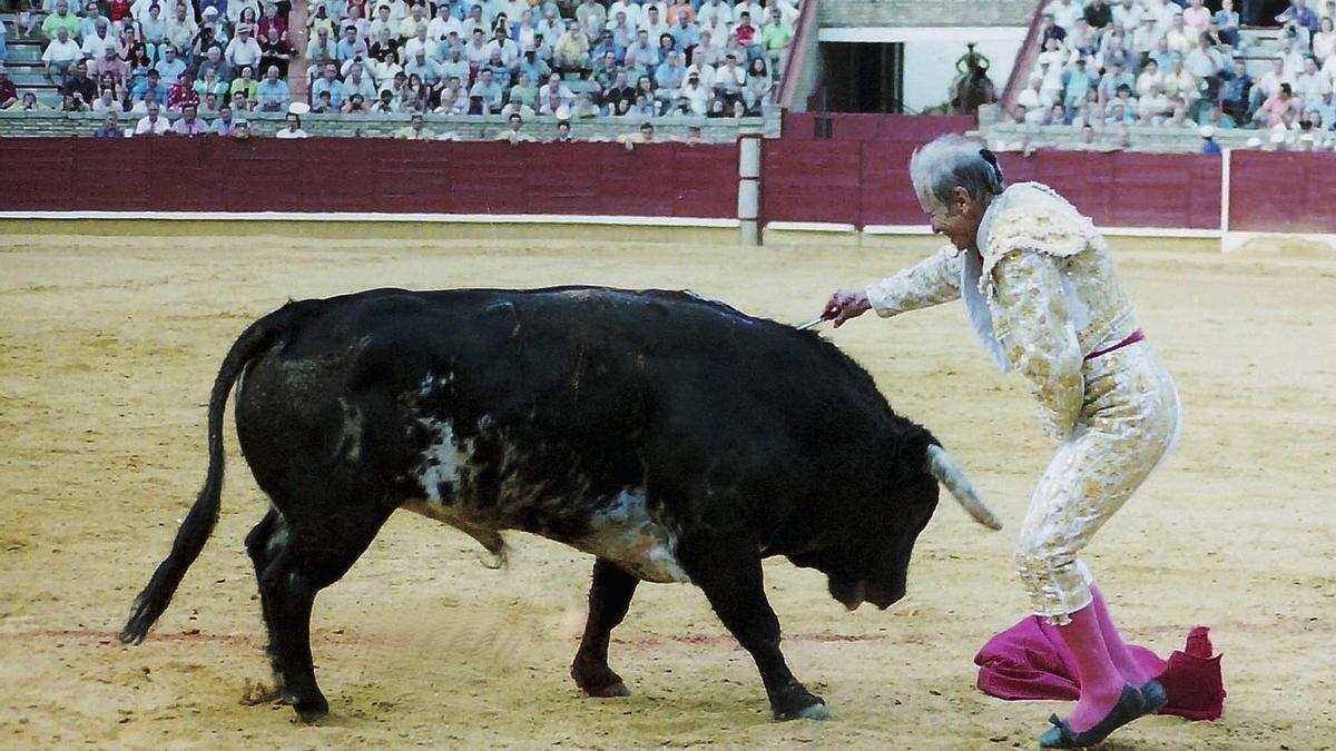 El Cordobés, entrando a matar sin muleta en su corrida de despedida.