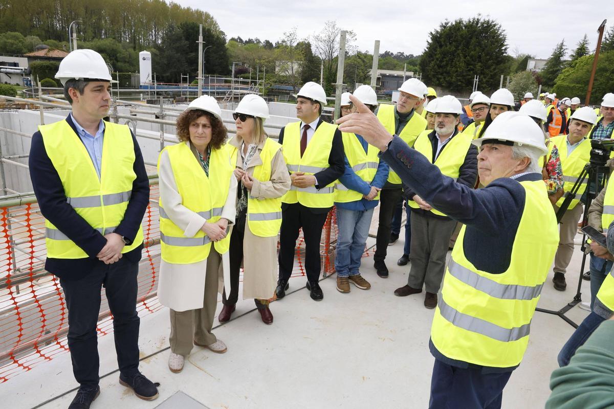 La alcaldesa Goretti Sanmartín, segunda por la izquierda, durante una visita a las obras de la nueva depuradora de Santiago