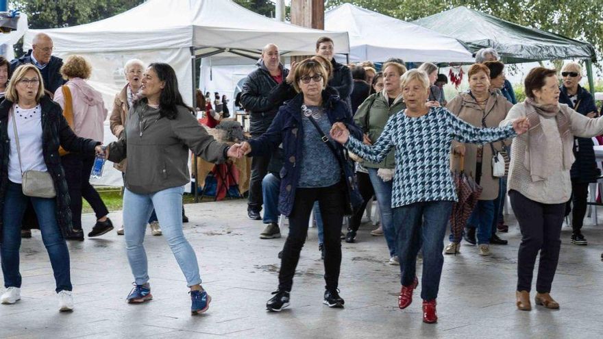 Las socias en una foliada en Torre de Celas, en una edición anterior del Día de la Mujer Rural. | LOC