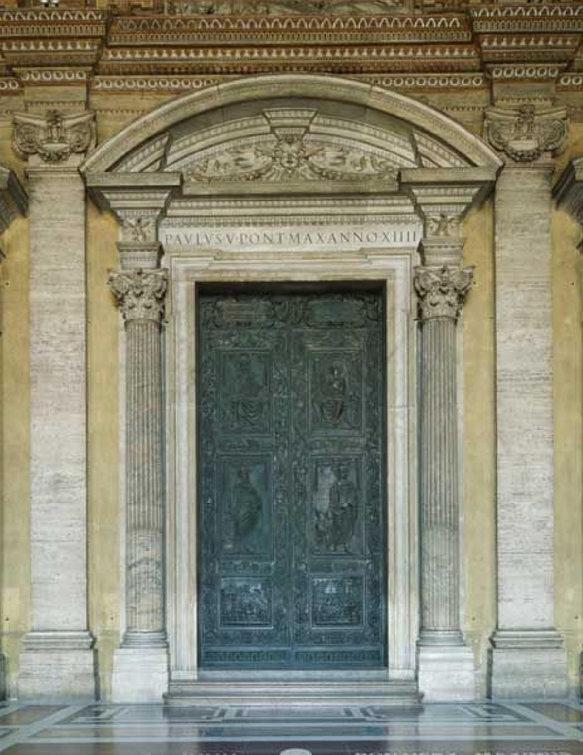 Puerta de entrada a la Basílica de San Pedro