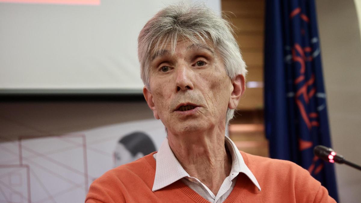 El presidente de la Asociación Murcia Cohousing, Ginés Martínez, durante su intervención en el foro 'El reto de la vivienda en la Región de Murcia, respuestas desde Europa'.