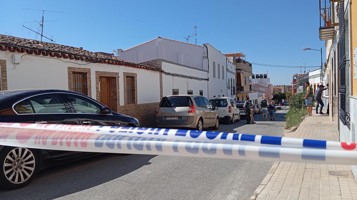 Calle Belén cortada esta martes por la mañana durante la actuación de la Guardia Civil.