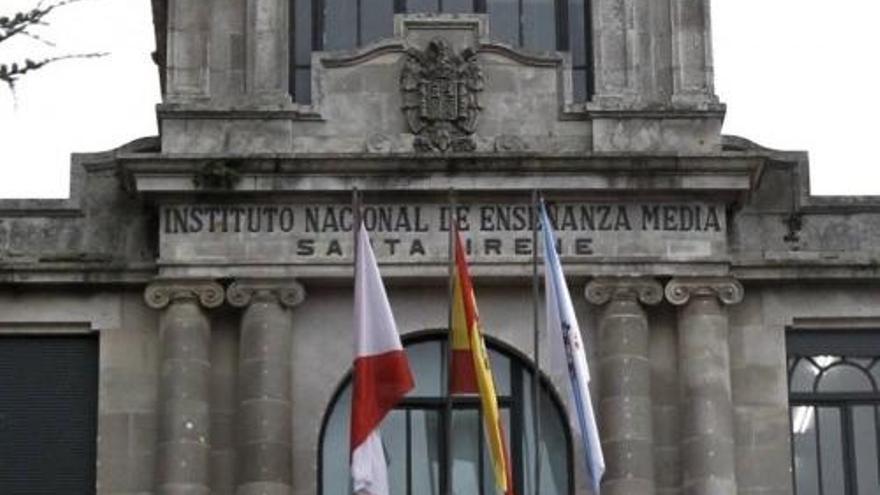 Fachada del instituto de Santa Irene, con el escudo franquista. // FdV