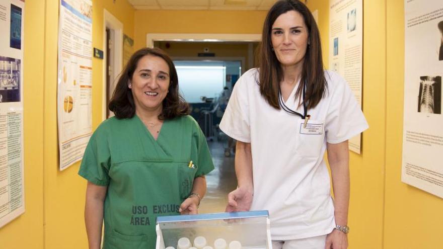 Maribel Taboada y Alba Sánchez, con muestras de leche materna, en el Hospital Teresa Herrera.