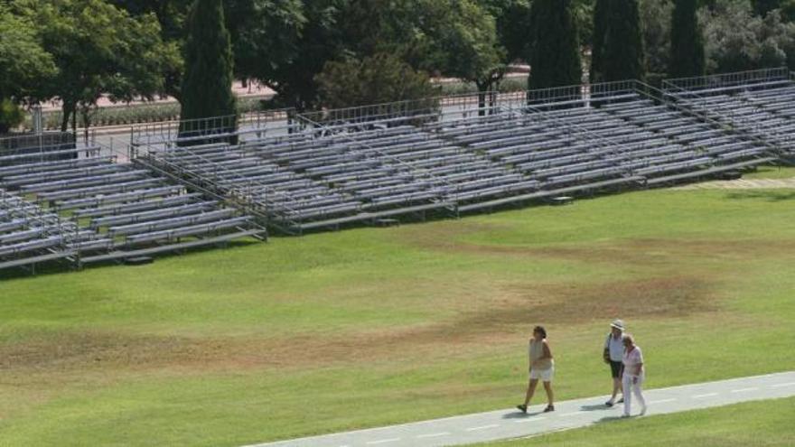 Las gradas para que el público siga la batalla.