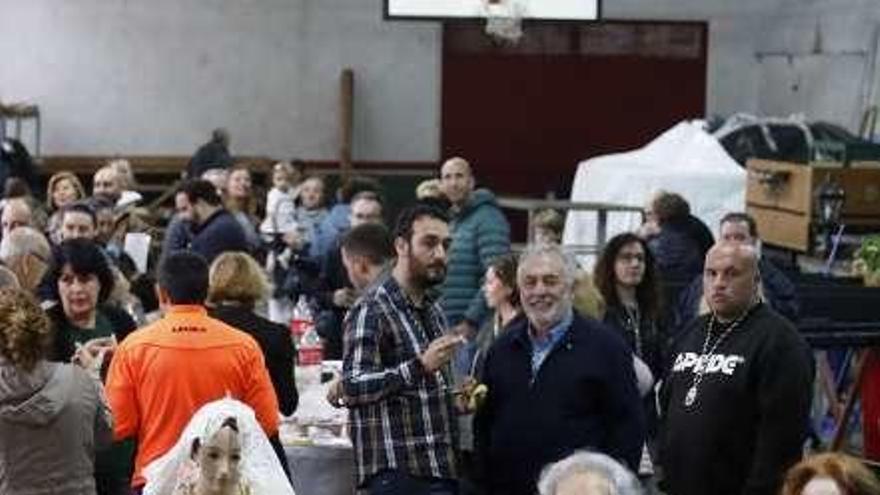 Dos mujeres, ante una de las imágenes de la Semana Santa gijonesa.