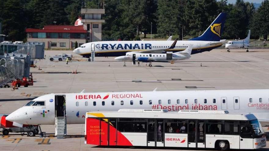 Un avión de Air Nostrum y otro de Ryanair en la pista de Peinador. // José Lores