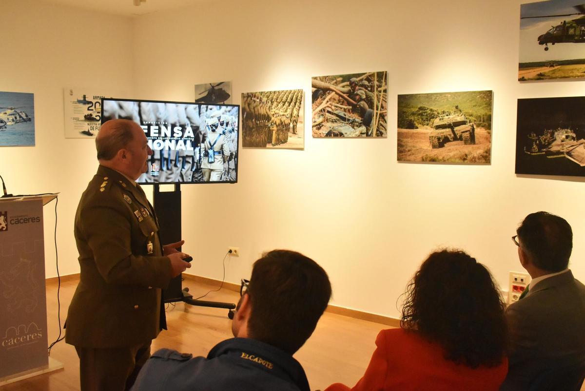 Galería | Así fue la inauguración de la exposición de las Fuerzas Armadas en Cáceres