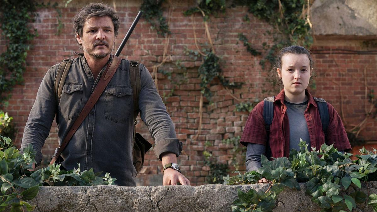 Pedro Pascal y Bella Rampsey en una escena del episodio final de The Last of Us.