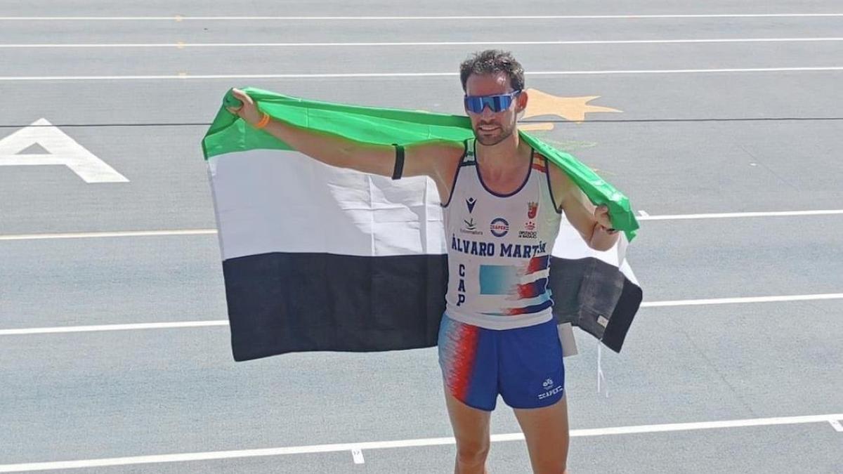 Álvaro Martín luce su bandera extremeña y la camiseta del Capex al final.