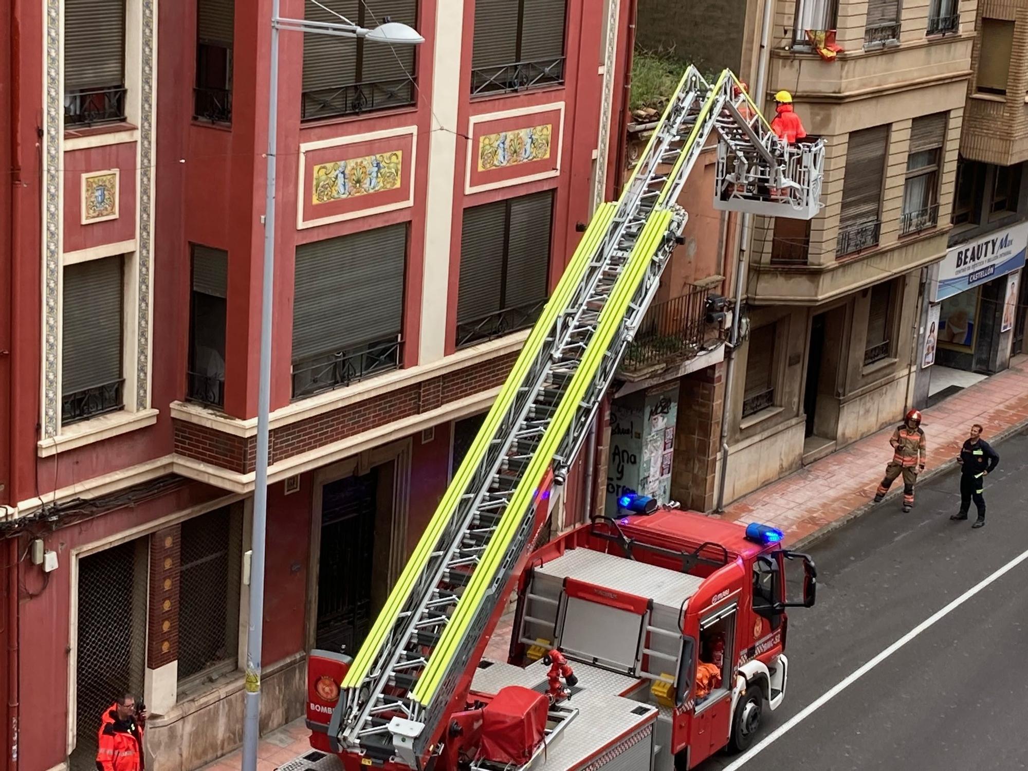 Los bomberos de Castelló actuaron ante un desprendimiento de fachada en la calle Gobernador