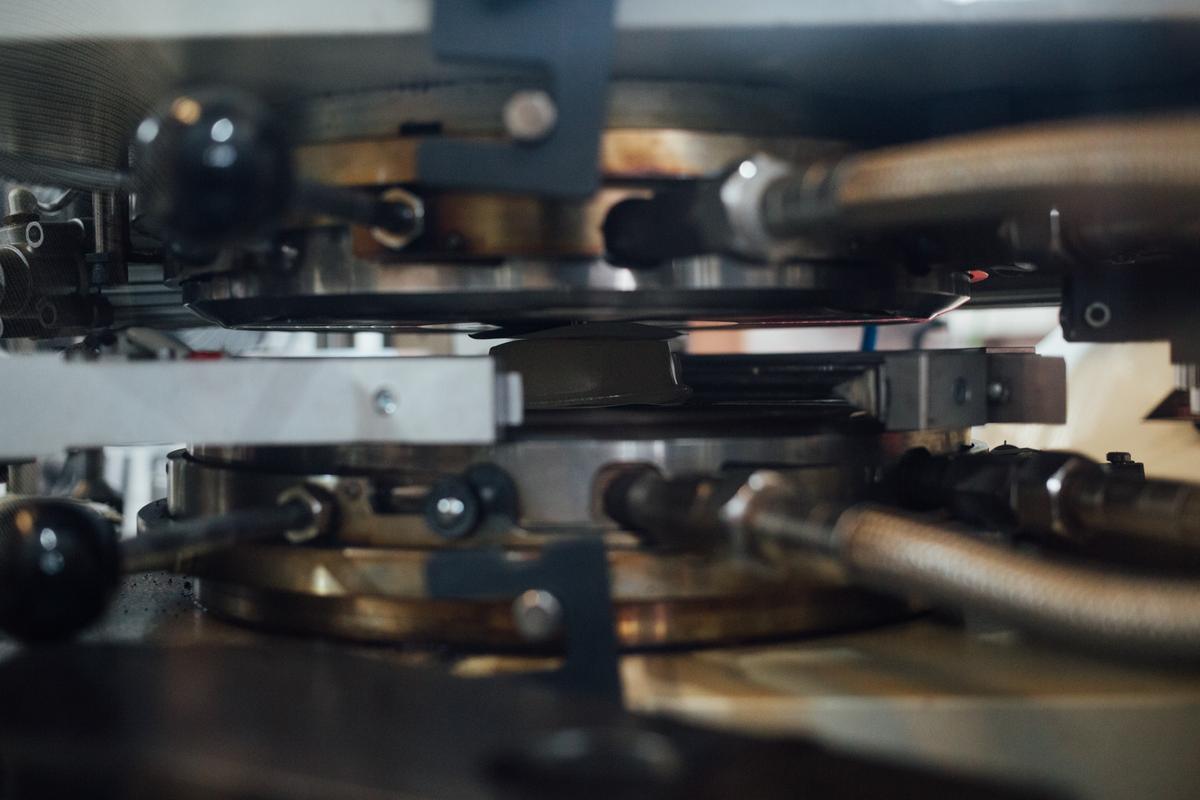 Paso 5 | A la hora de prensar el disco, se añade vapor a 200 grados para que los surcos se marquen mejor. 