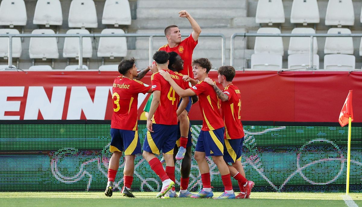 Los jugadores de la selección española celebran un gol.