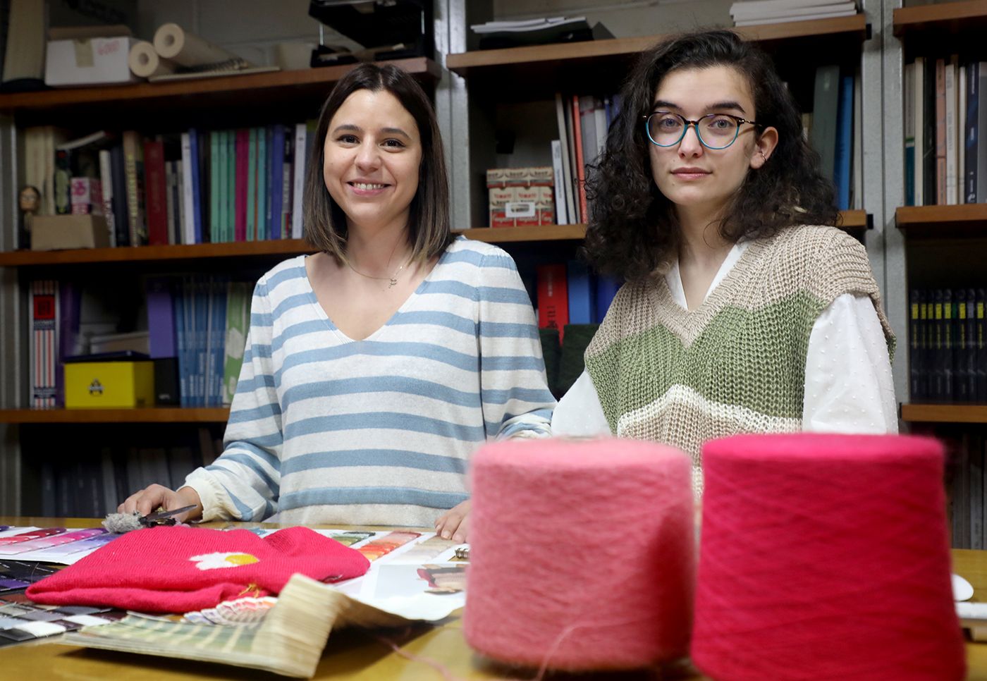 La diseñadora y empresaria Paula Montoto (izquierda) con la mentorizada, María Belén Muñoz, graduada en Deseño de Moda, en las instalaciones de la fábrica en Lalín.