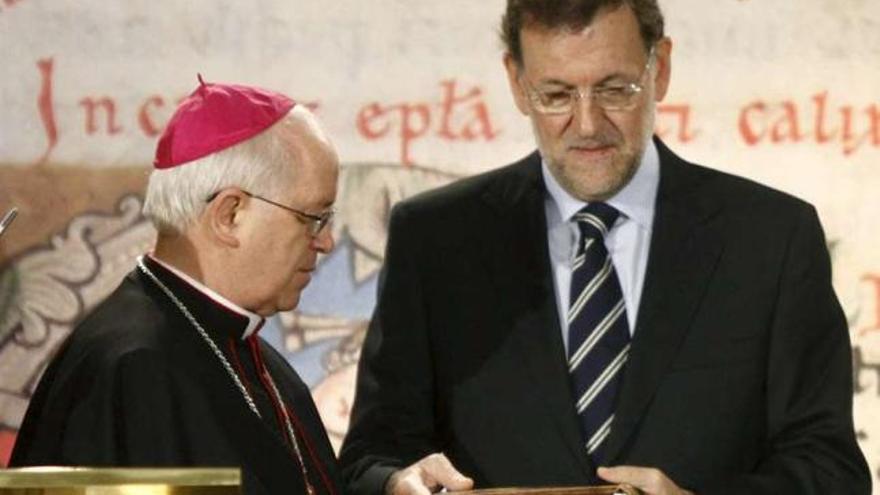 El arzobispo de Santiago, Julián Barrio, recibe del presidente del Gobierno el &#039;Códice Calixtino&#039;. / óscar corral