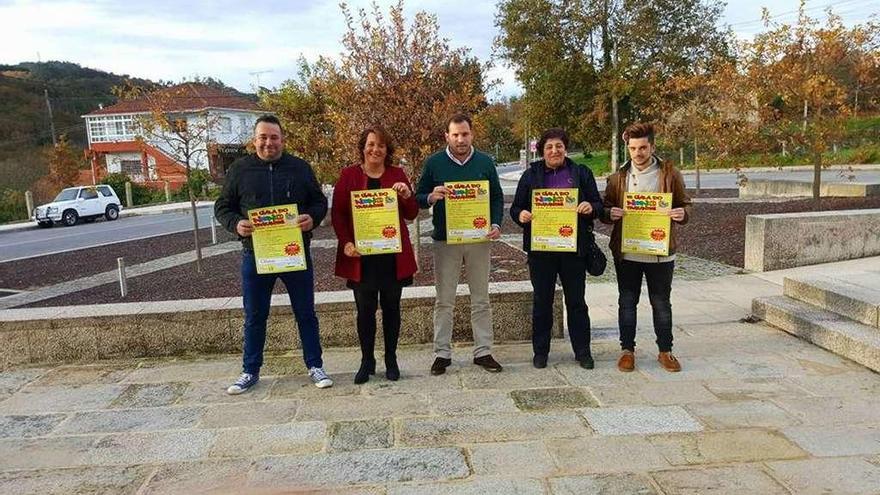 El alcalde Jorge Cubela con los organizadores del evento. // FdV