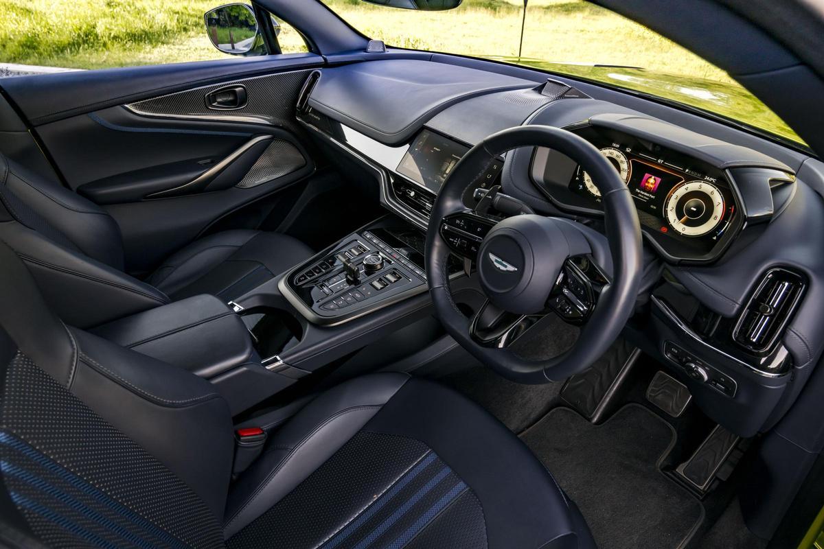 Interior Aston Marin equipado con altavoces Bowers &amp; Wilkins