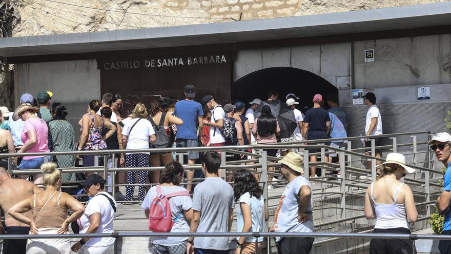 Sombra urgente para los cruceristas: Turismo colocará carpas en los accesos al ascensor del castillo de Santa Bárbara