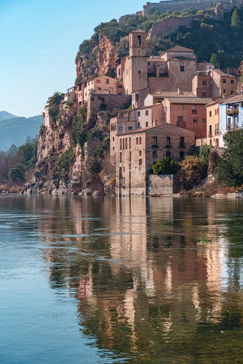 Casco antiguo de Miravel, con su castillo templario en la cima.