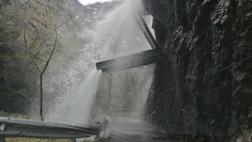 Espectaculares imágenes de la cascada de Viboli, en Ponga, por el deshielo y las intensas lluvias