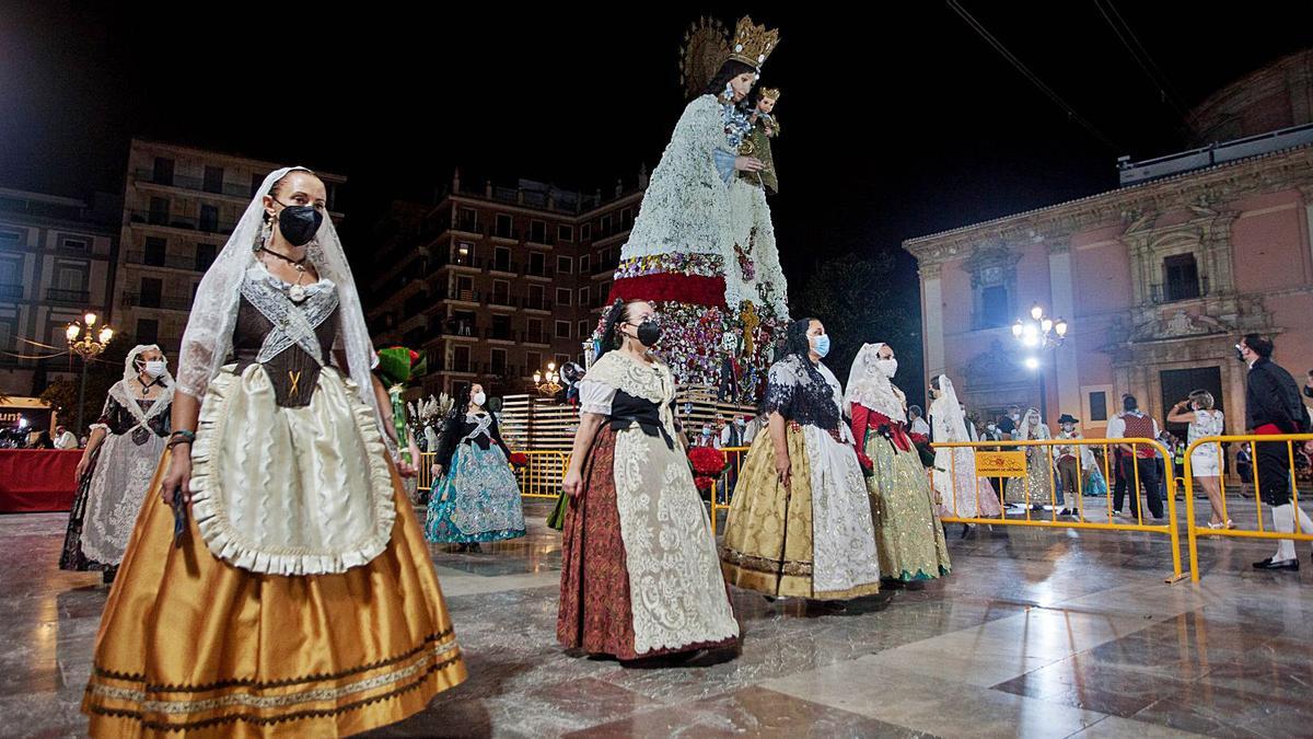 Una comisión entra a la Plaza 
de la Virgen desde la Calle 
Caballeros.  M.Á.Montesinos